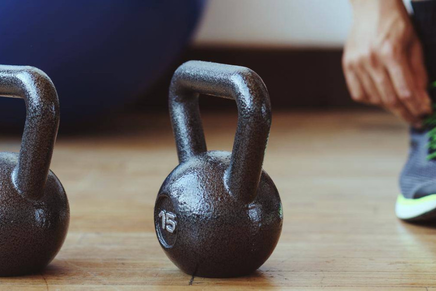 Jak kettlebell winylowy 16 kg może odmienić twoje treningi siłowe