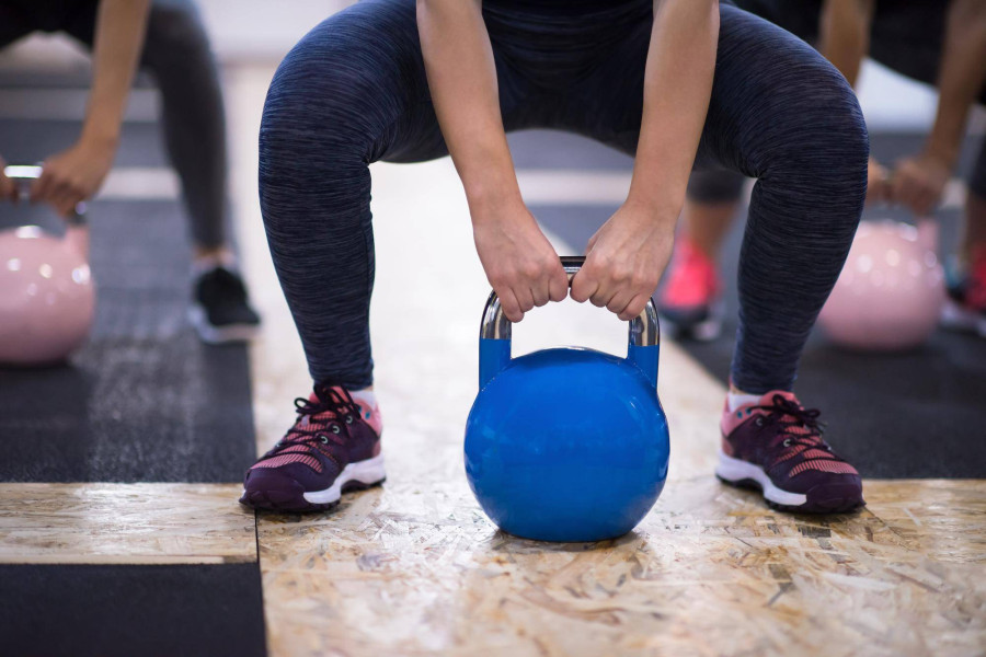 Jak trenować z hantlą kettlebell 16 kg winylową dla lepszej formy