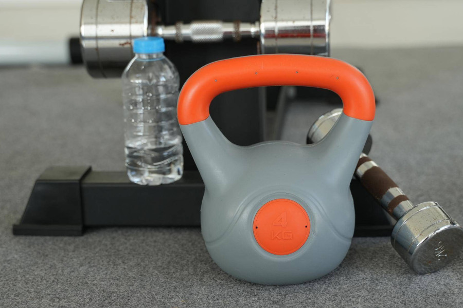 Jak wybrać sprzęt na siłownię kettlebell i urozmaicić trening?