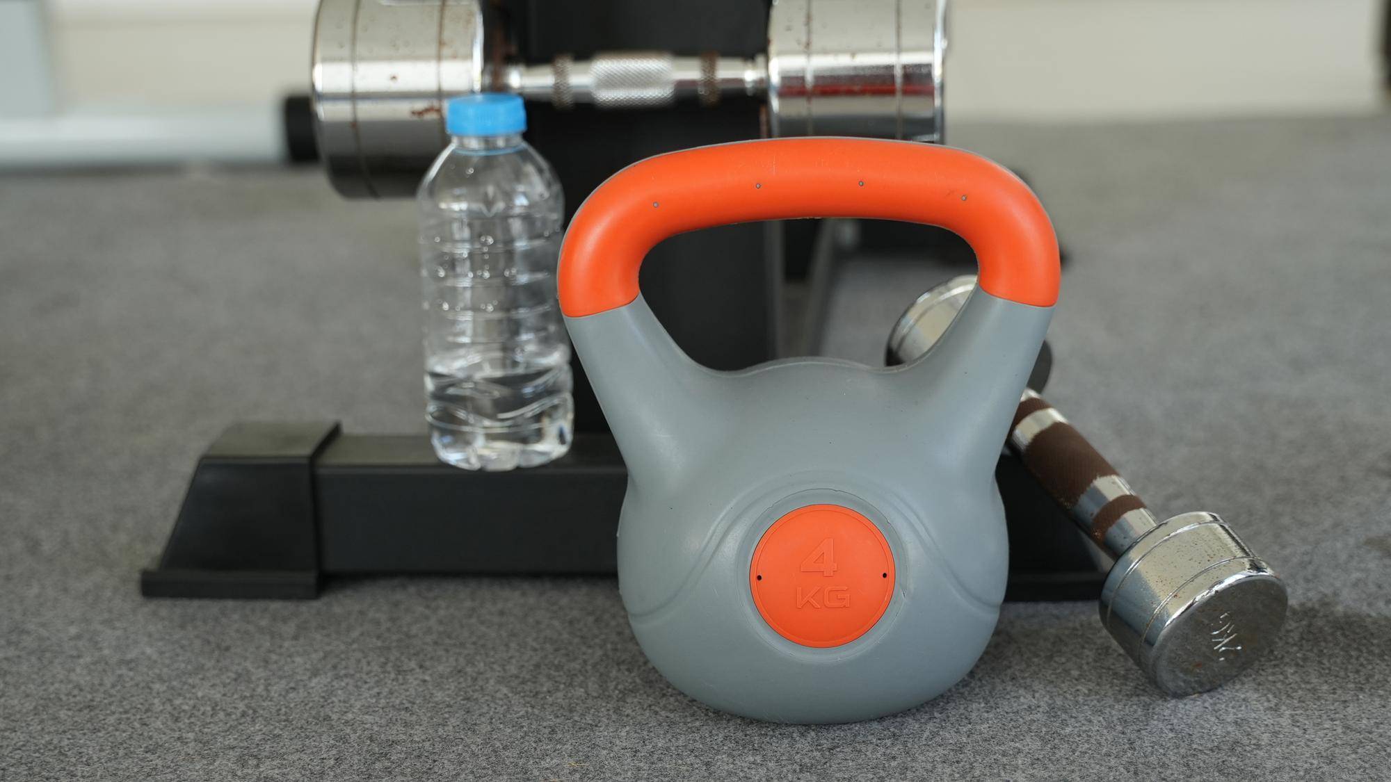 Jak wybrać sprzęt na siłownię kettlebell i urozmaicić trening?