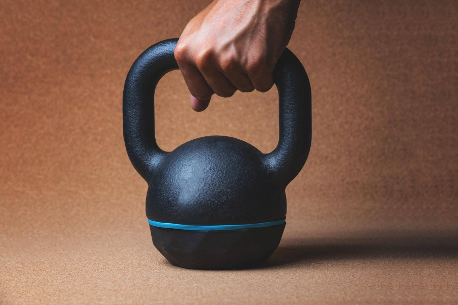 Jakie zalety ma kettlebell żeliwny 20 kg do treningu siłowego