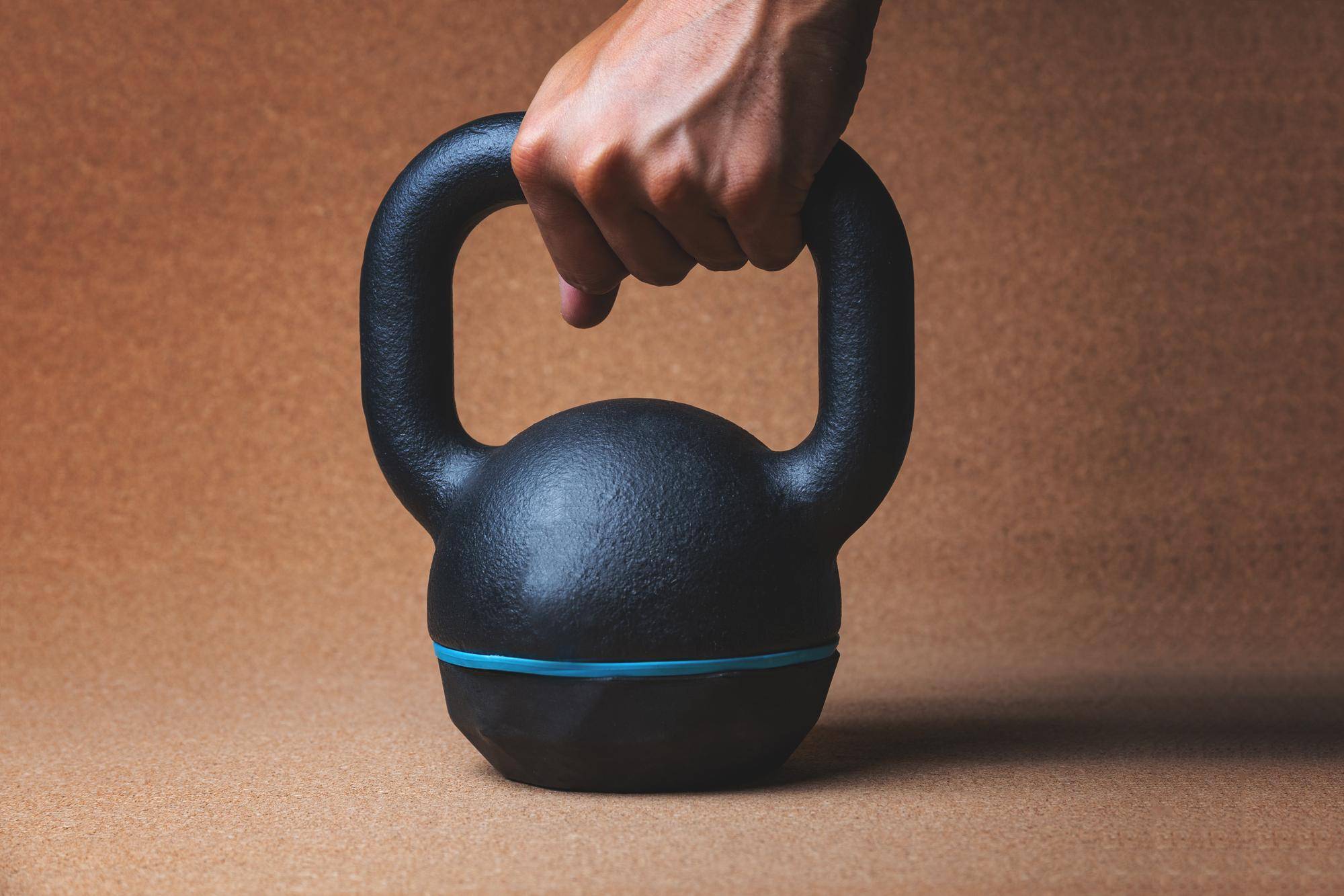 Jakie zalety ma kettlebell żeliwny 20 kg do treningu siłowego