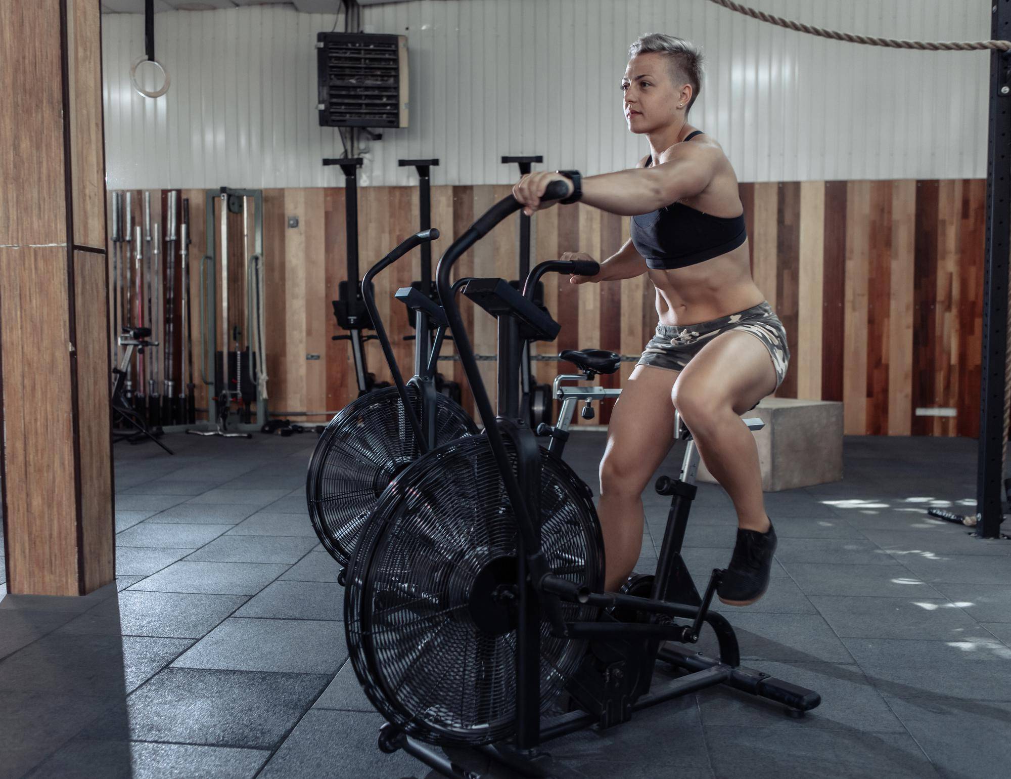 Jakie zalety ma rowerek stacjonarny spartan magnetic 50 do domowego treningu