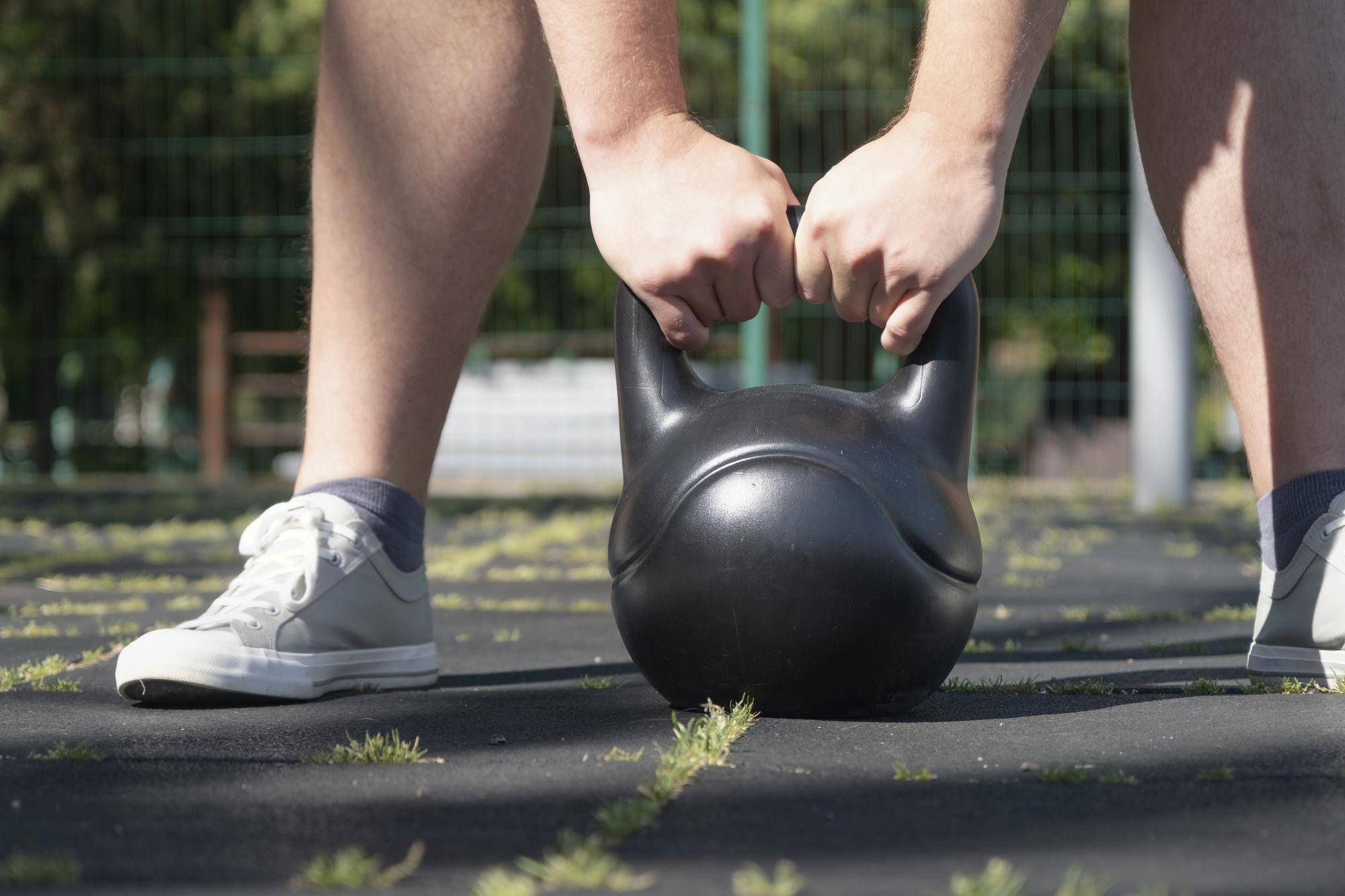 Kettlebell hantla 24 kg kompozytowa jako wytrzymały sprzęt do treningu siłowego